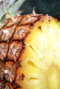 Оптимальный вариант - съедать немного мякоти свежего ананаса несколько раз в день.